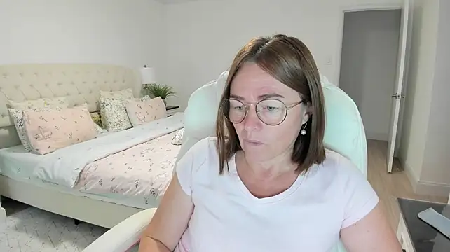 vika73 (F mature) - type - ​menu ​and ​private ​active