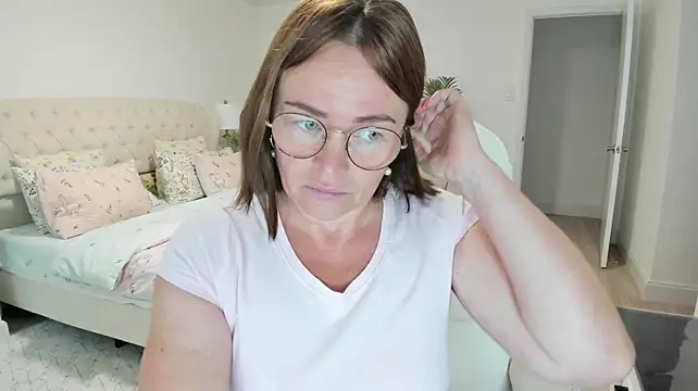 Vika73 live cam on StripChat