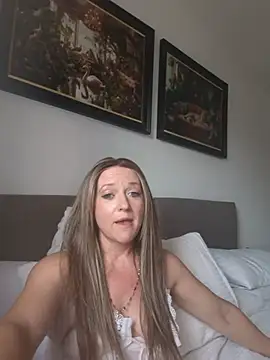 Emmas-Little-SecretXX live cam on StripChat