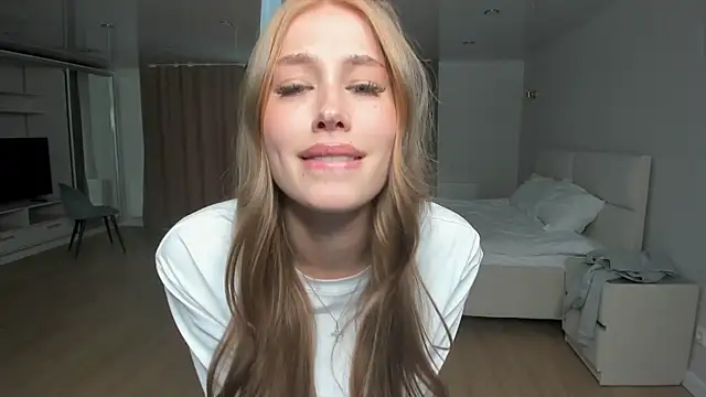 JunieAmert live cam