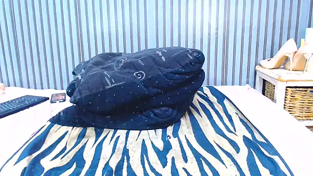 ROYALASS25 webcam