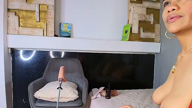 NaughtyMorenna webcam
