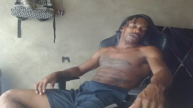 Larry-n-clouds live cam on StripChat