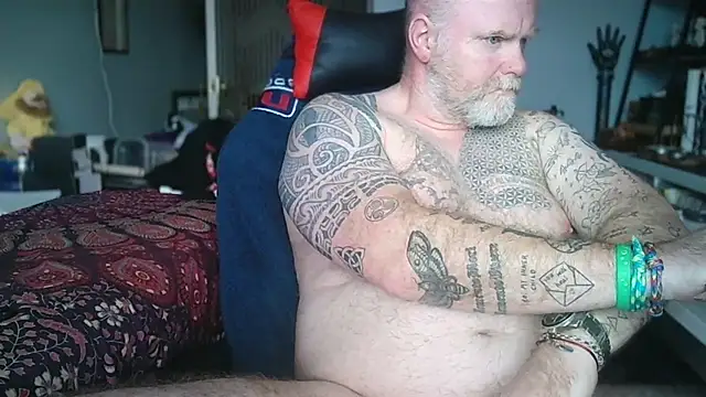 Tattooed_dilf_01's live stream