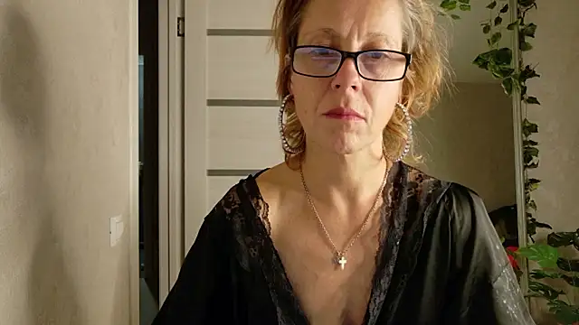 LioraWeiss live cam preview