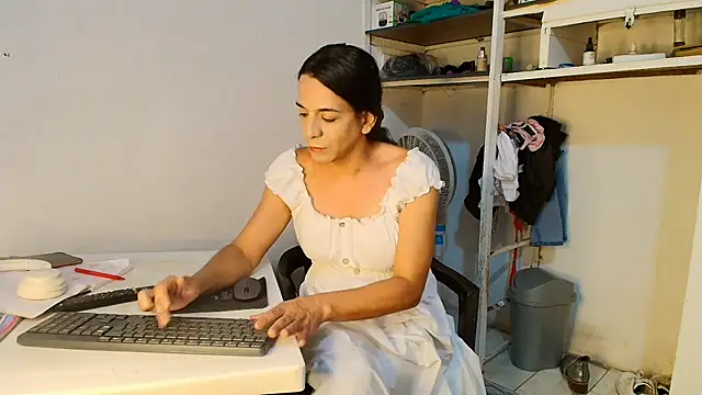Oh_Tique live cam on StripChat