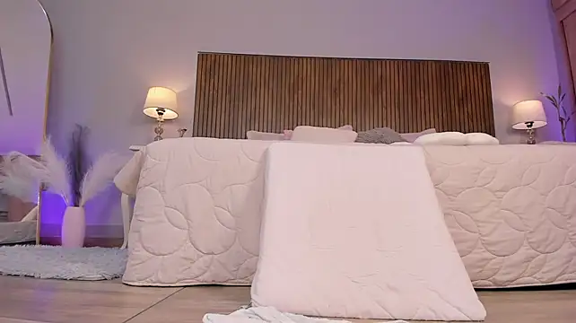 tatikiss_ (F young) - play with my pussy and make it very wet