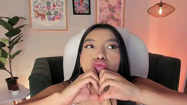 Tiffany_Low webcam