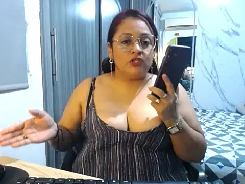 PaholaBigtits webcam