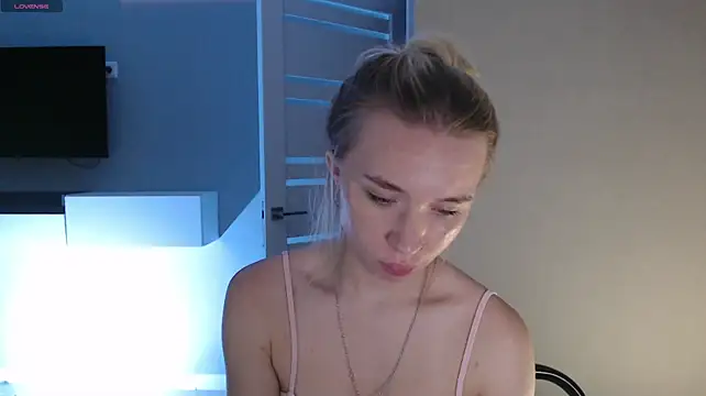 Emily_Hartt live cam preview