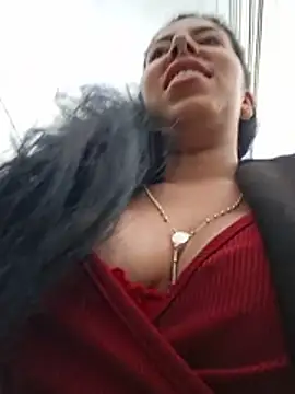 Luianna live cam on StripChat