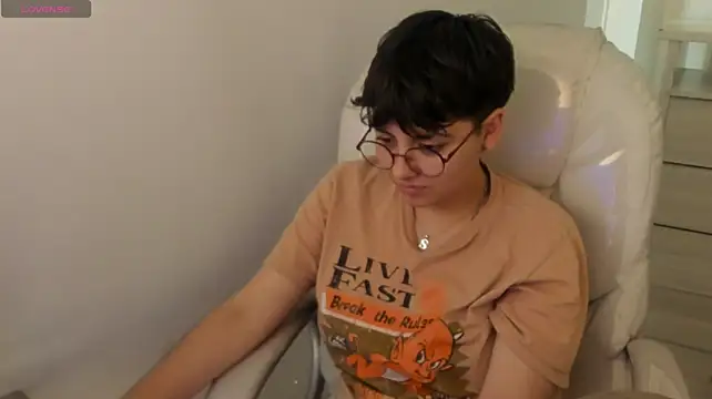 nathaly_ds (F teen) - squeeze my tits