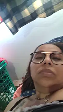 Ladymilf12 webcam