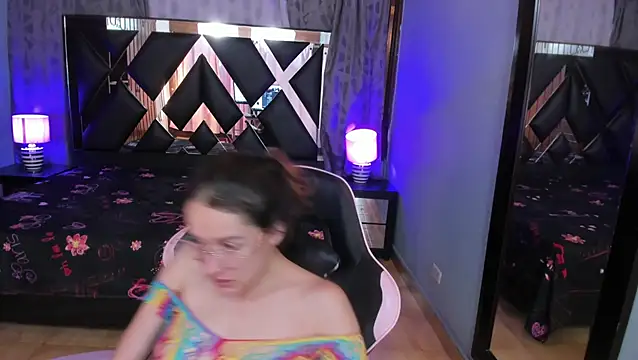 Linda4Petite webcam