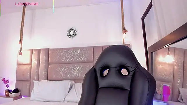 Oriana_Guzman live cam on StripChat