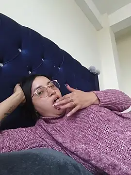 CharlotteGlow live cam on StripChat