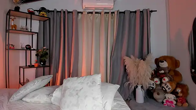 amber_maxwell (F teen) - Well-oiled tits 😏