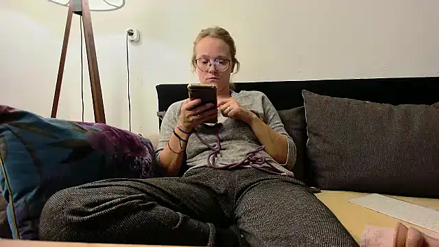 little-leni (F young) - vibrator  in pussy in ticket show
