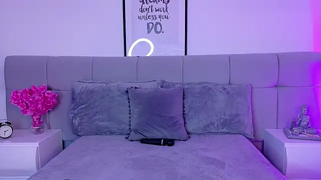 Nicolee_Saint webcam