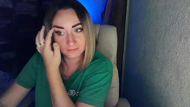 FoxyAnn12 webcam