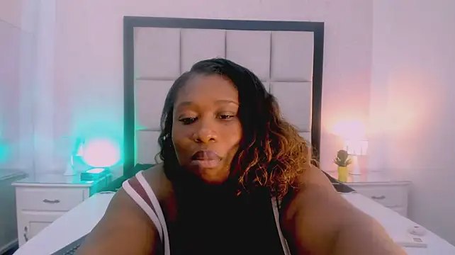 treisyvixen (F milf) - Twerk in thong or topless
