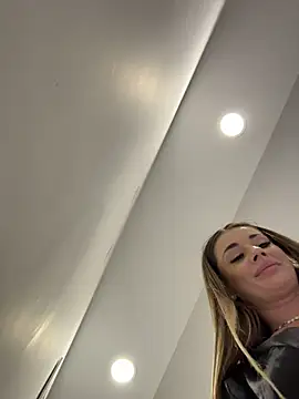 IsabellaEtthan live cam on StripChat