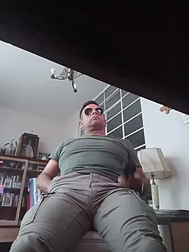 chicoguapo8 live cam on StripChat