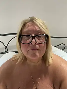 MoistCurveyChanel live cam preview