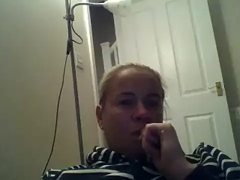 jennyblondeuk live cam on StripChat