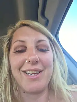 SheIsSomething webcam