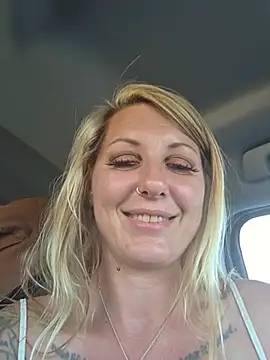 SheIsSomething webcam