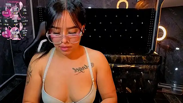 Lore18_b live cam on StripChat