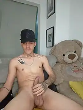 MaxHornyLatin webcam