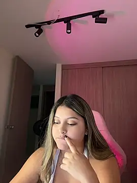 lunablossom_ live cam on StripChat