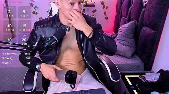 Luke_Muscle webcam