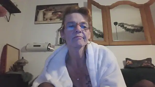 DesireDivine live cam on StripChat