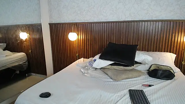 Ariana_Wayne webcam
