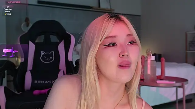 hyun_chia live cam on StripChat