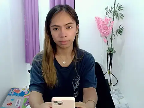 ur_asianhotleah webcam
