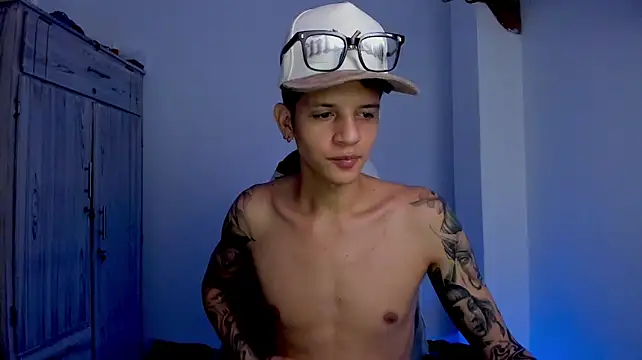 tylerrnova live cam on StripChat