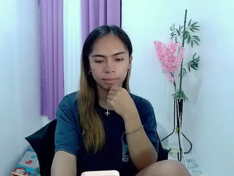 ur_asianhotleah webcam