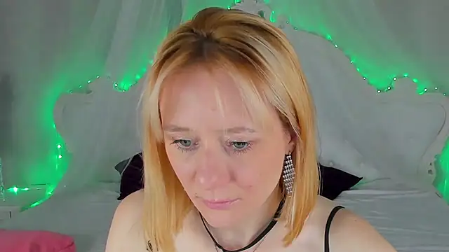 NikaBond live cam preview