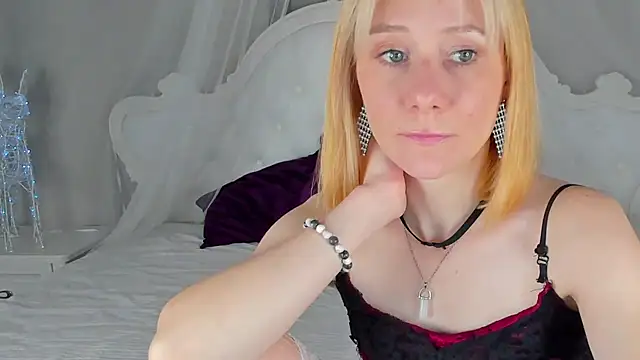 NikaBond live cam preview