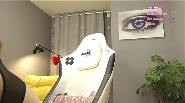 megany (F young) - rubbing and fingering pussy show ;)