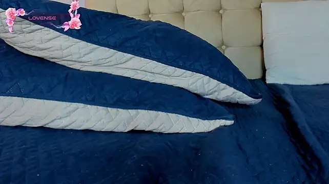 Luna_honey9 webcam