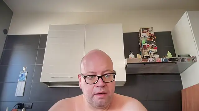 theitalianbear live cam on StripChat