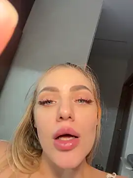 HugeBoobsAlice webcam