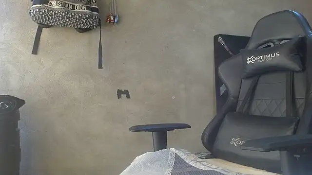 Larry-n-clouds webcam
