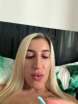 CarlaDesire live cam on StripChat