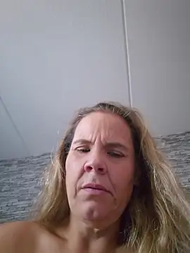 JoyceAndFriends live cam on StripChat
